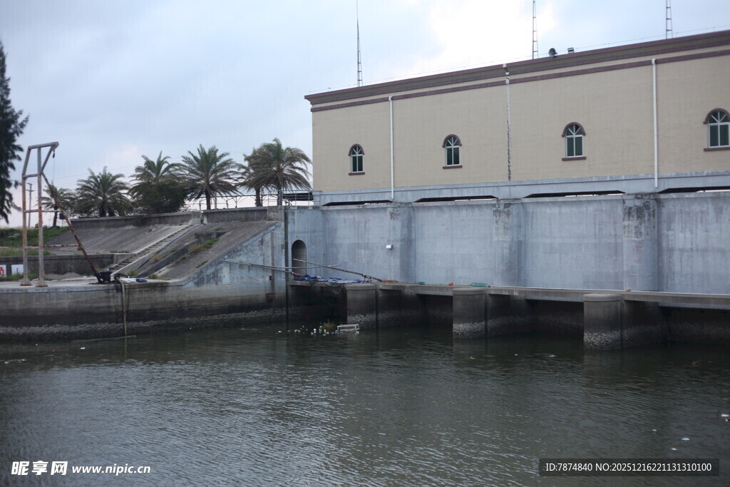 河边建筑与桥梁风景