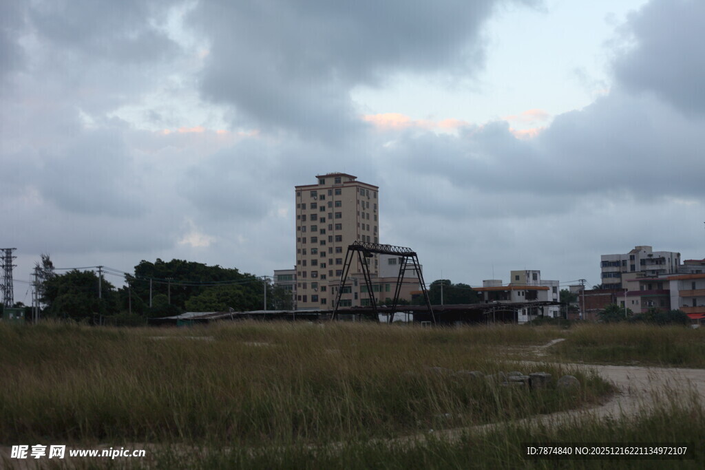 城郊荒野中的高楼景象