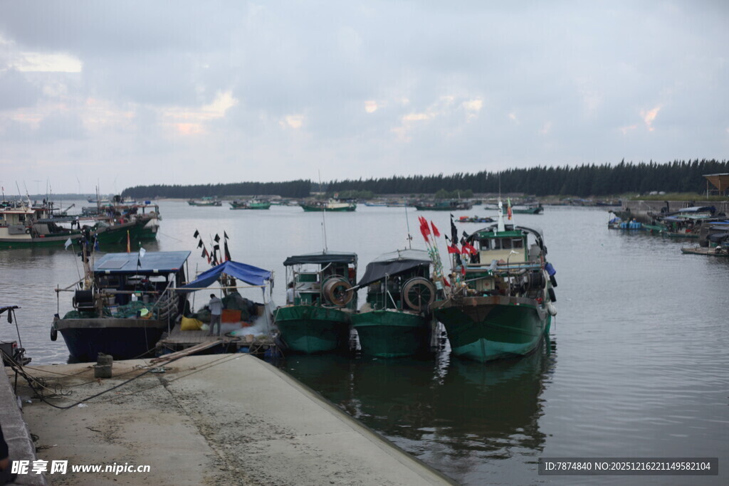渔港码头停泊的众多渔船