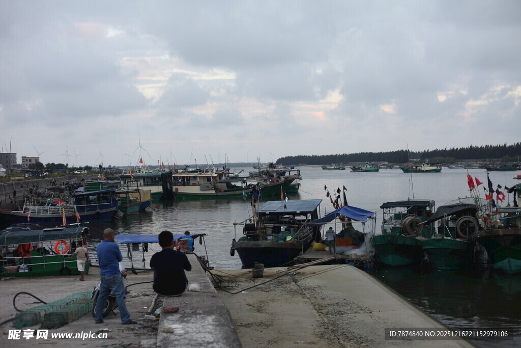 码头渔船与行人景象