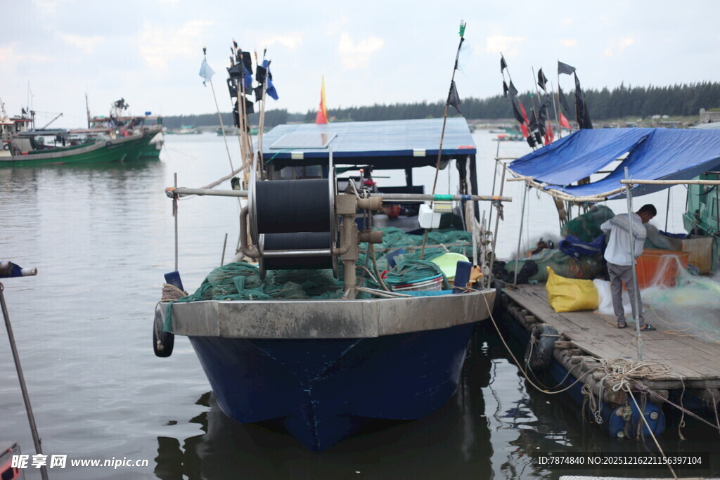 停靠码头的蓝色渔船
