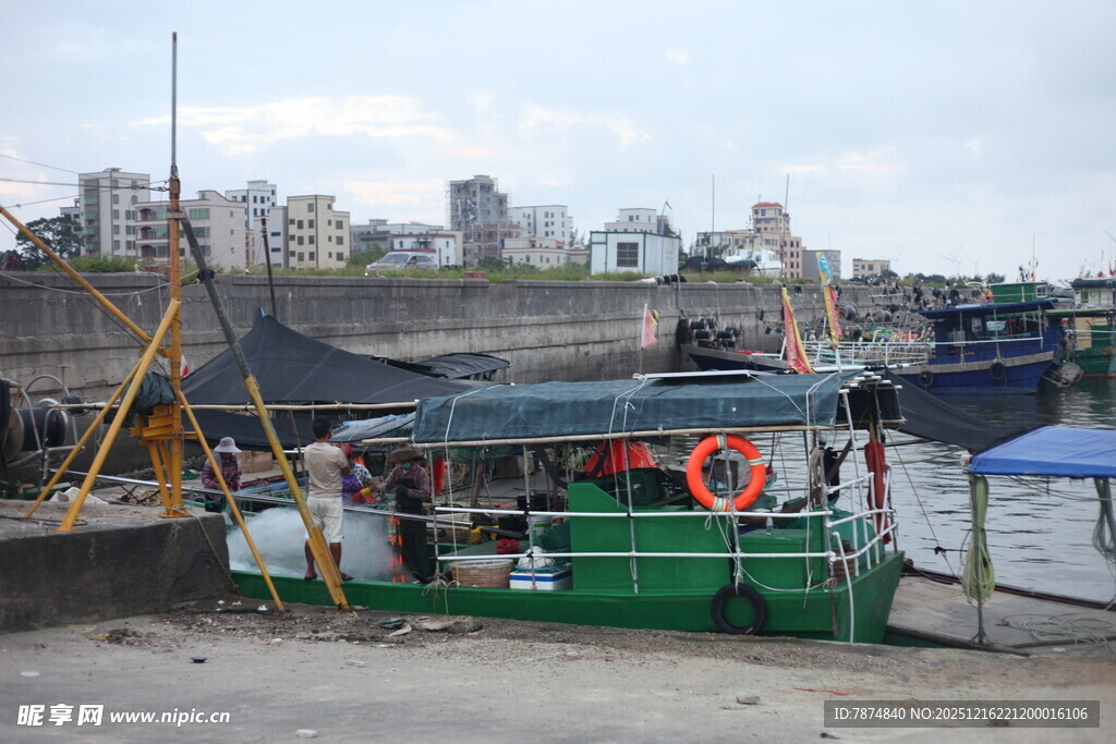 港口停靠的多彩船只
