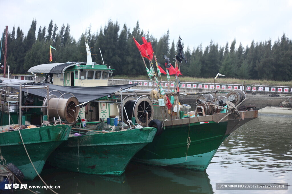 河畔停泊的绿皮船只