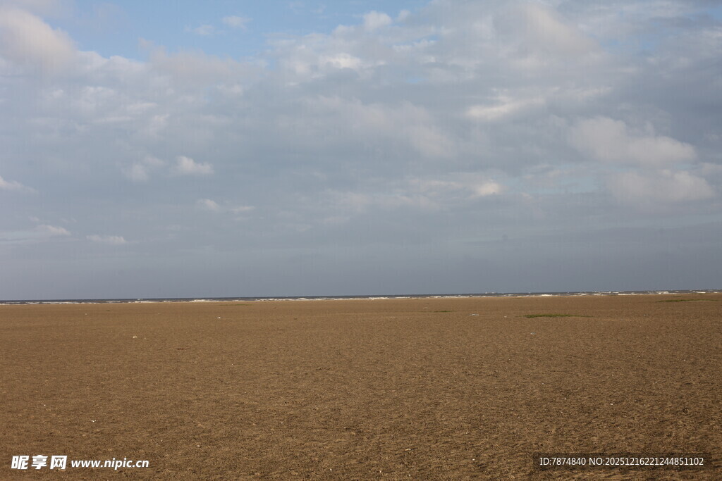 广袤田野与蓝天白云