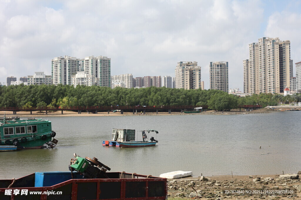江边城市风光与停泊船只