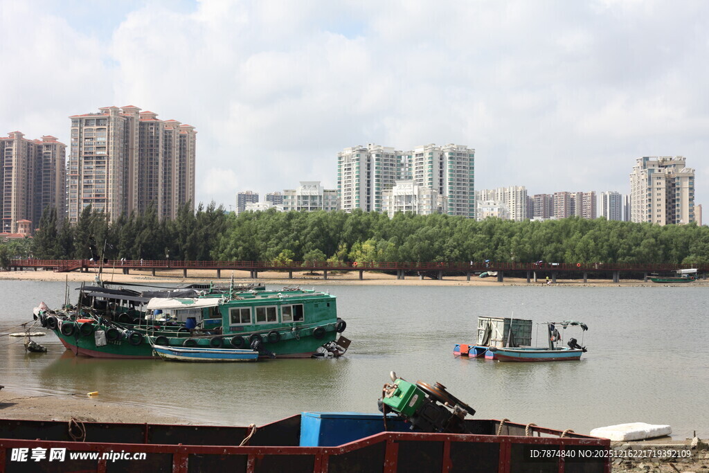 江边停泊的多彩船只