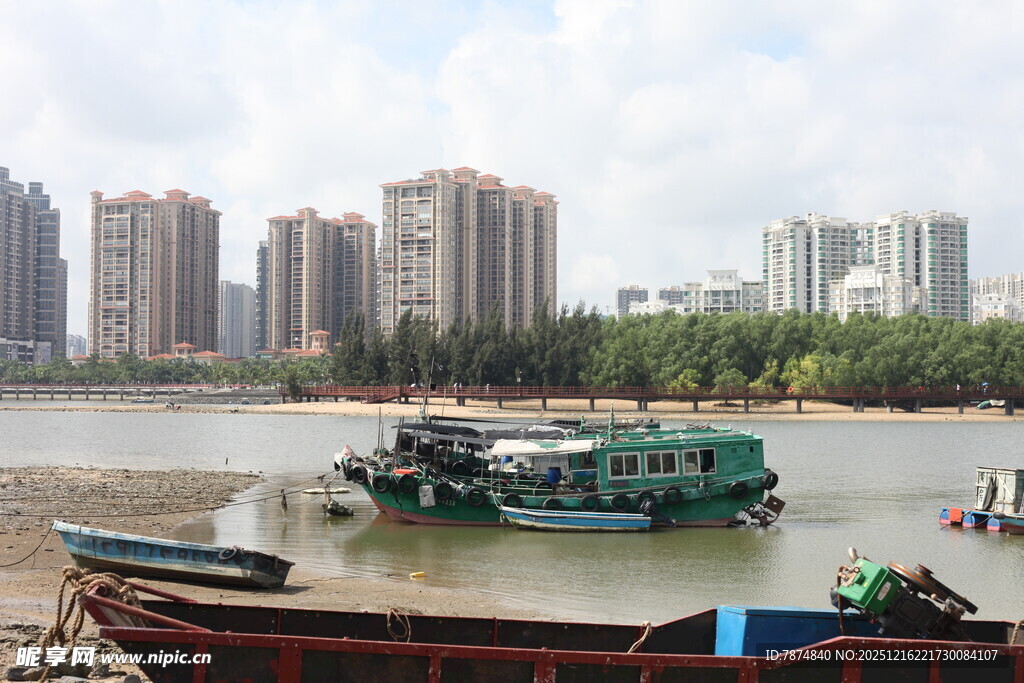 江边船只与林立高楼景观