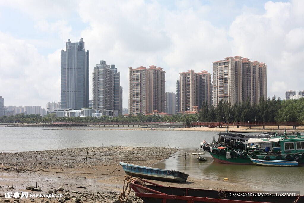 江边城市风景与停泊船只