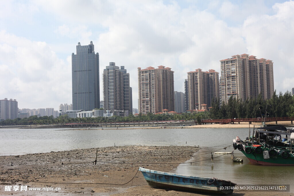 河畔城市景观与停泊小船