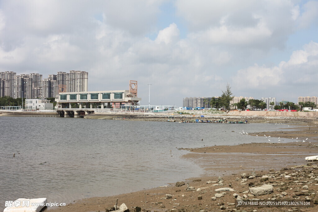 海滨城市岸边风景
