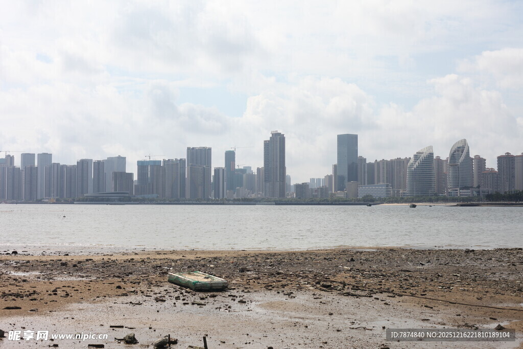 江边城市天际线景观