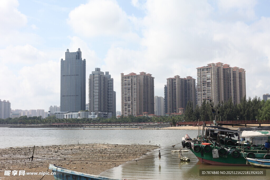 城市江畔船只与高楼景观