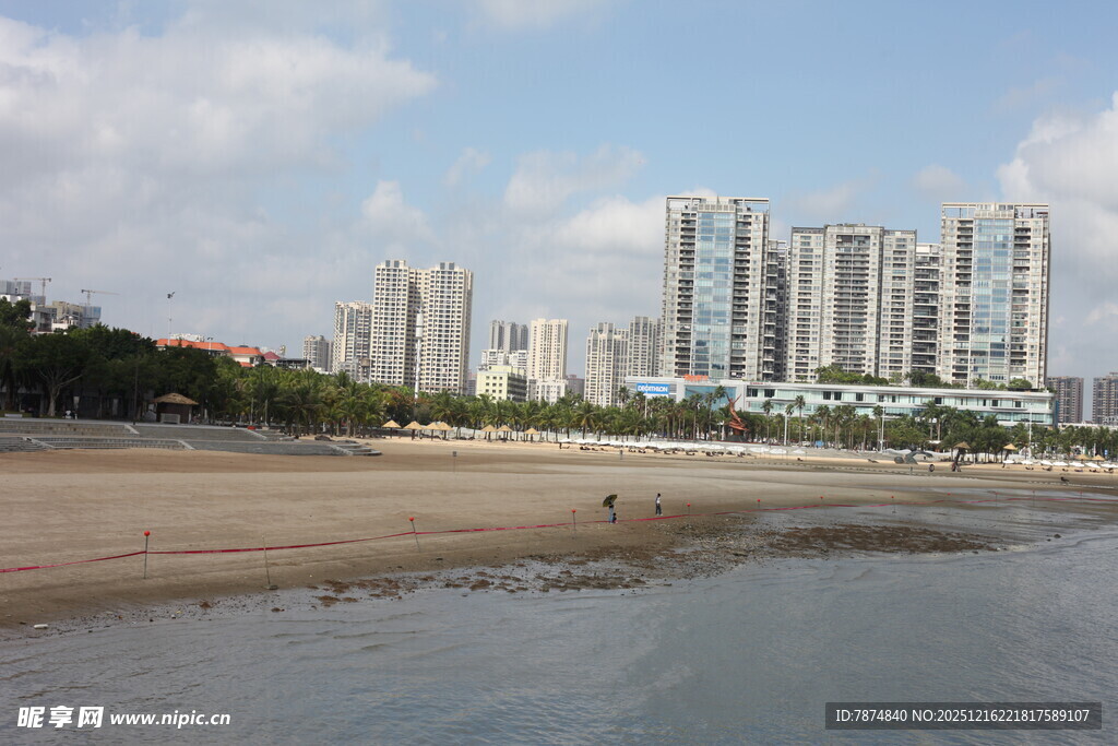 海滨城市高楼与沙滩景观