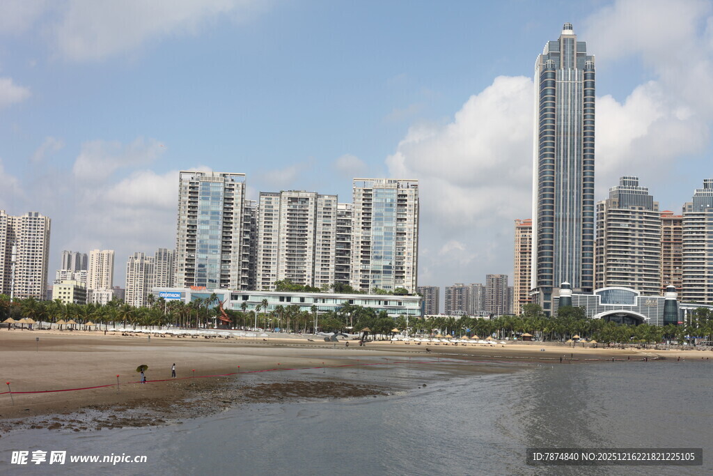 海滨城市高楼林立景观