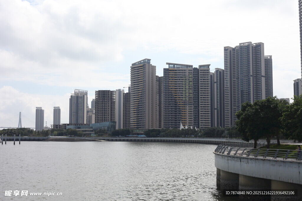 河畔高楼林立城市景观