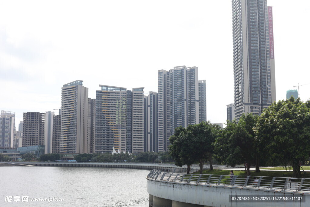 城市河畔高楼景观