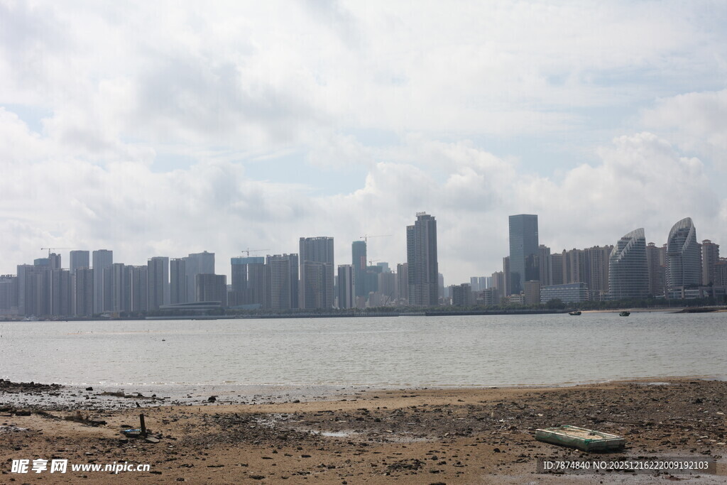 江边城市天际线景观