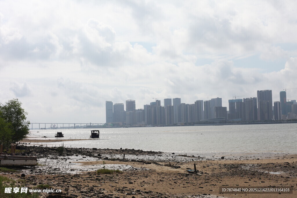 海滨城市风光远眺