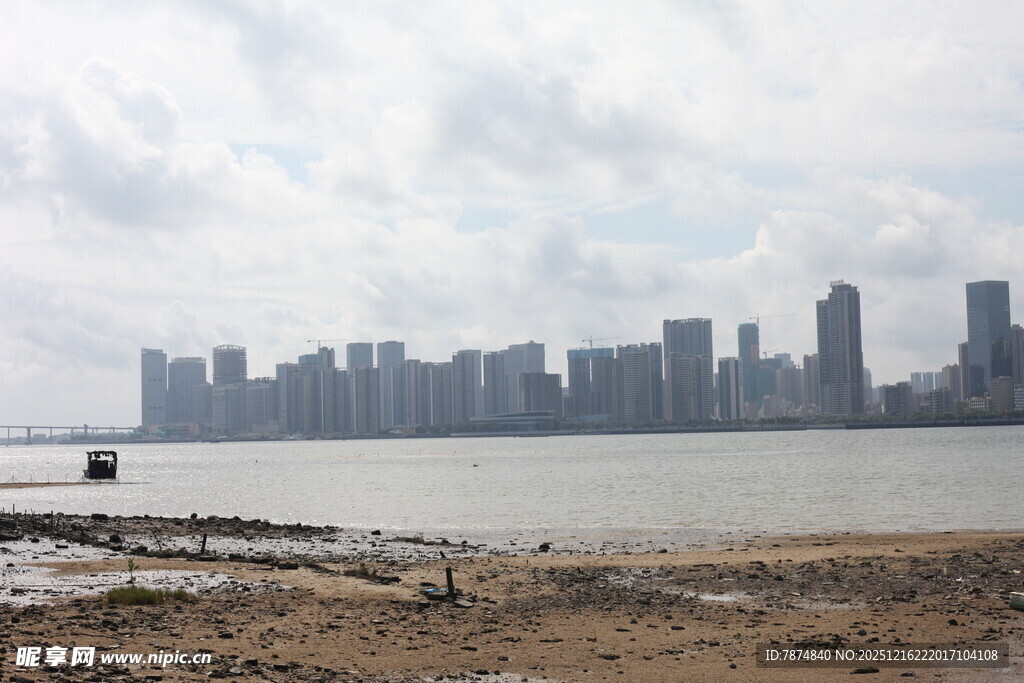 海滨城市天际线景观