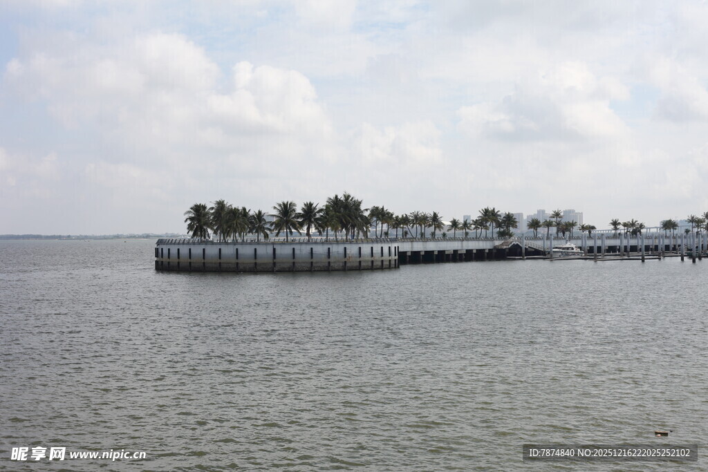 宁静水边码头景色