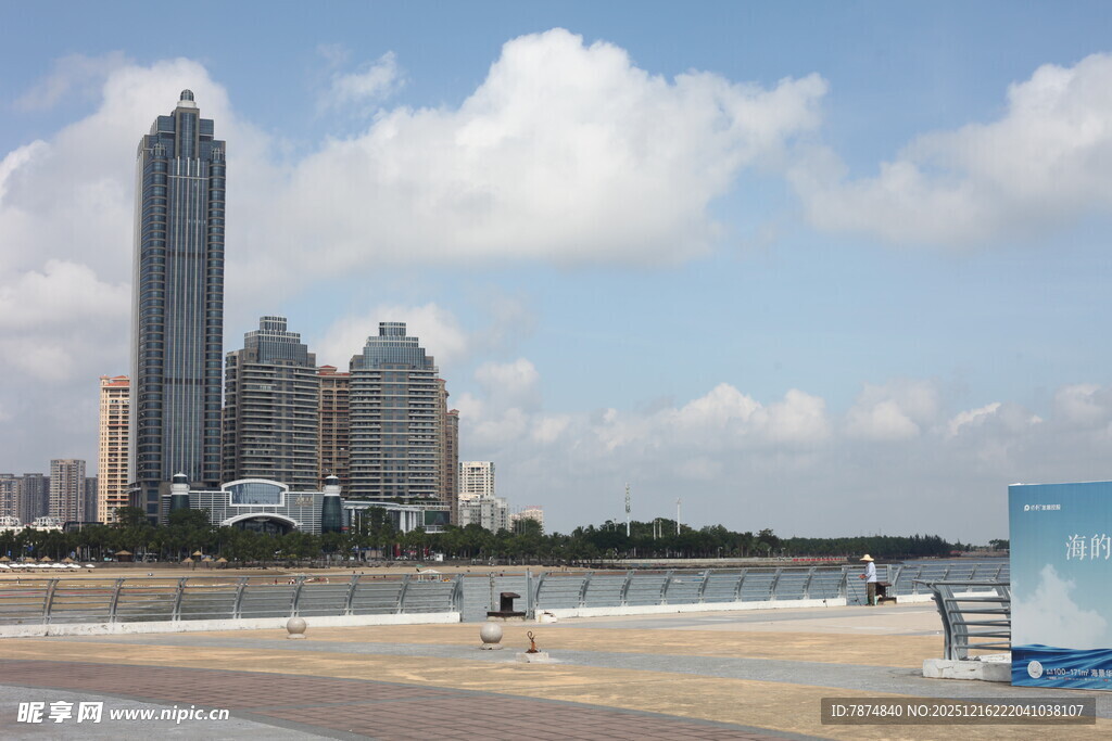 海滨城市高楼与美丽海景