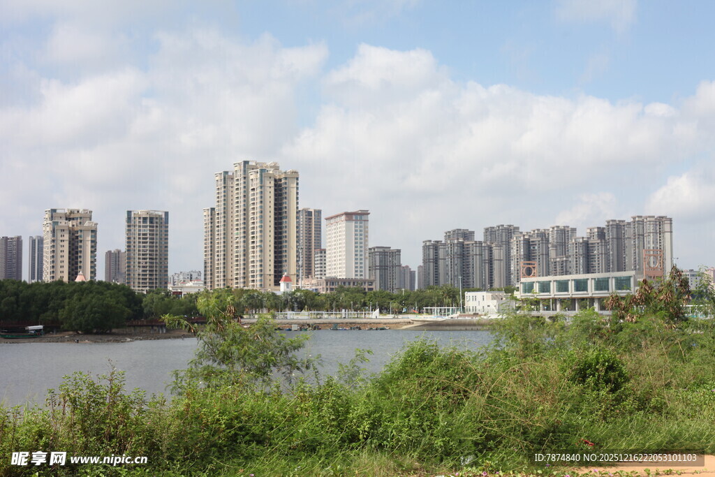 河畔高楼与葱郁植被景观