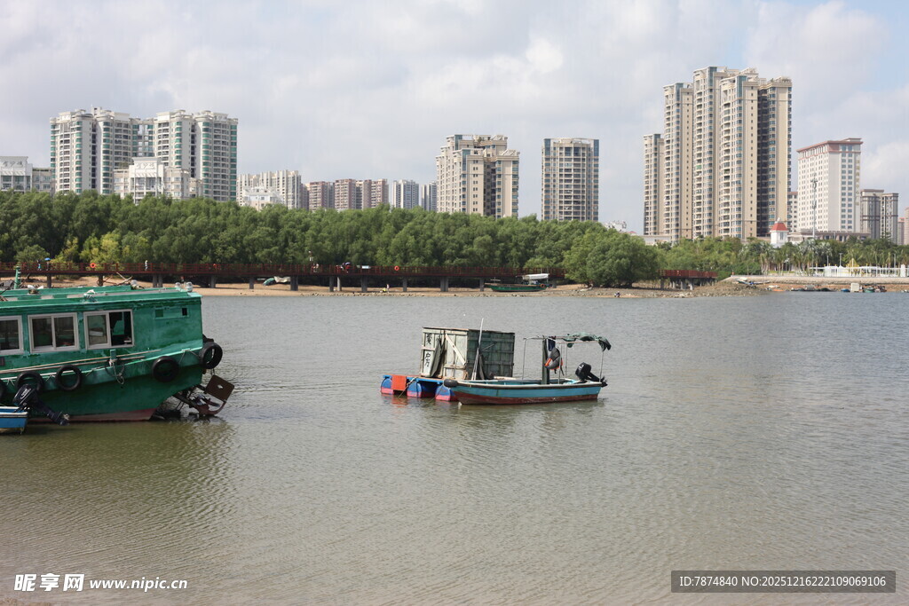 河畔船只与林立高楼景观