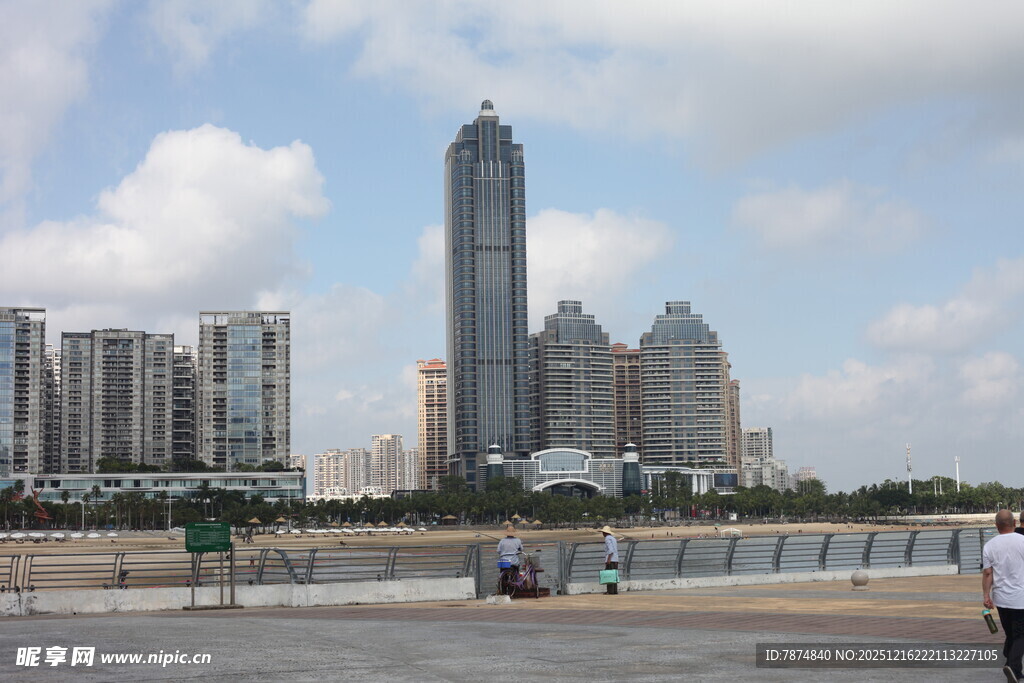 城市天际线与行人景观