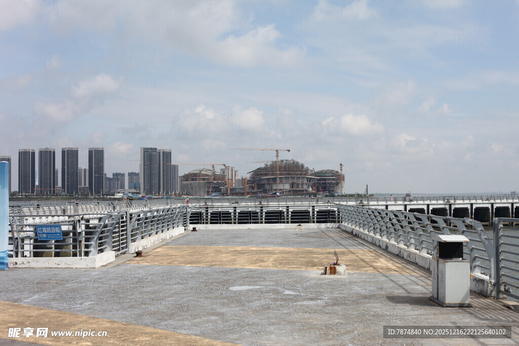 城市河畔开阔广场景观