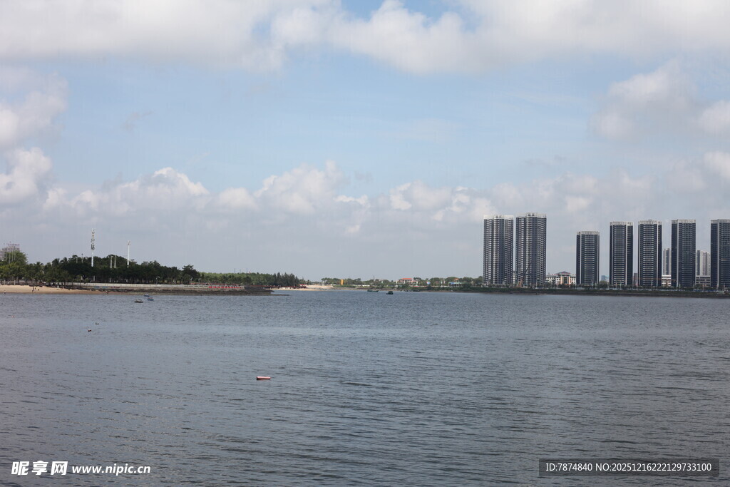 河畔高楼与开阔水域景观