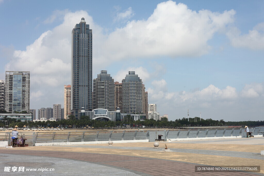 海滨城市高楼与沙滩美景