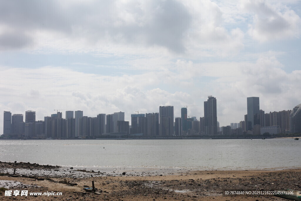城市天际线与水边景致