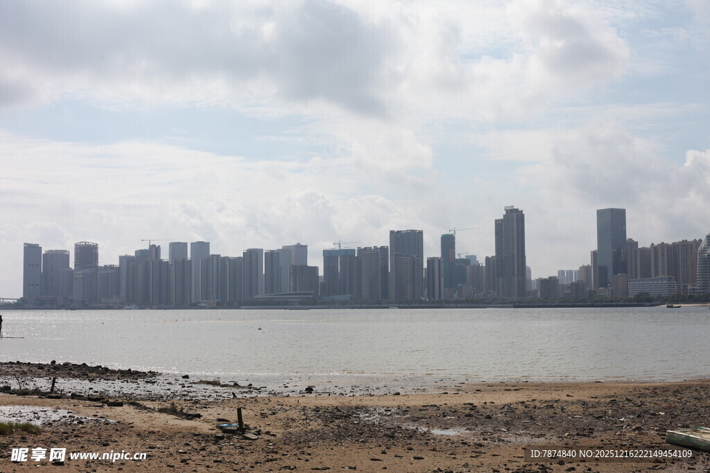 江边城市天际线景观