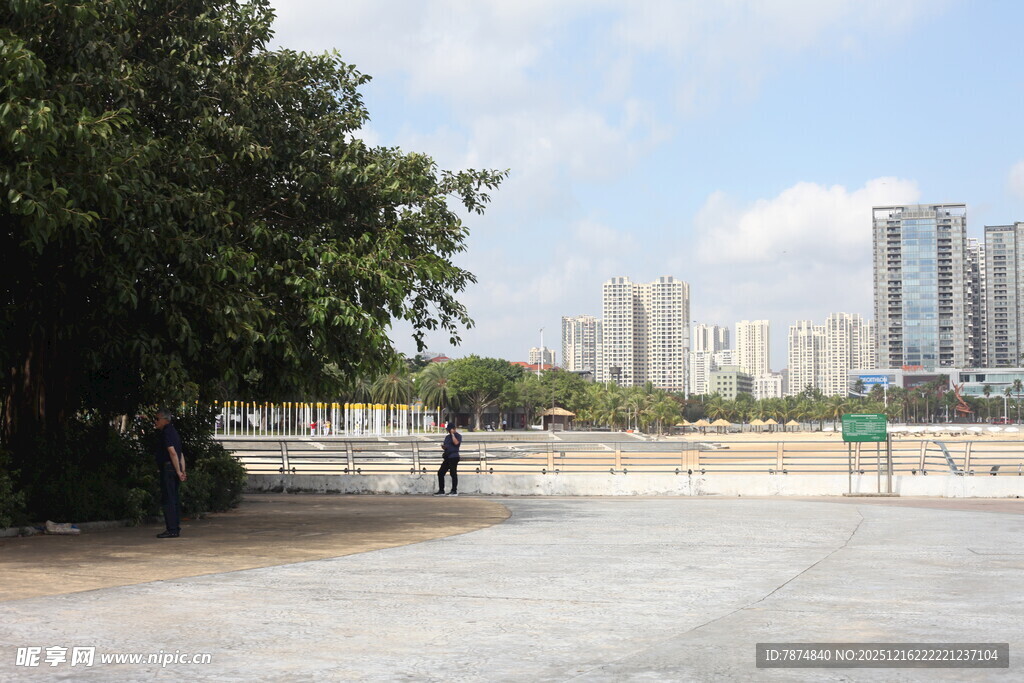 城市户外开阔休闲场景