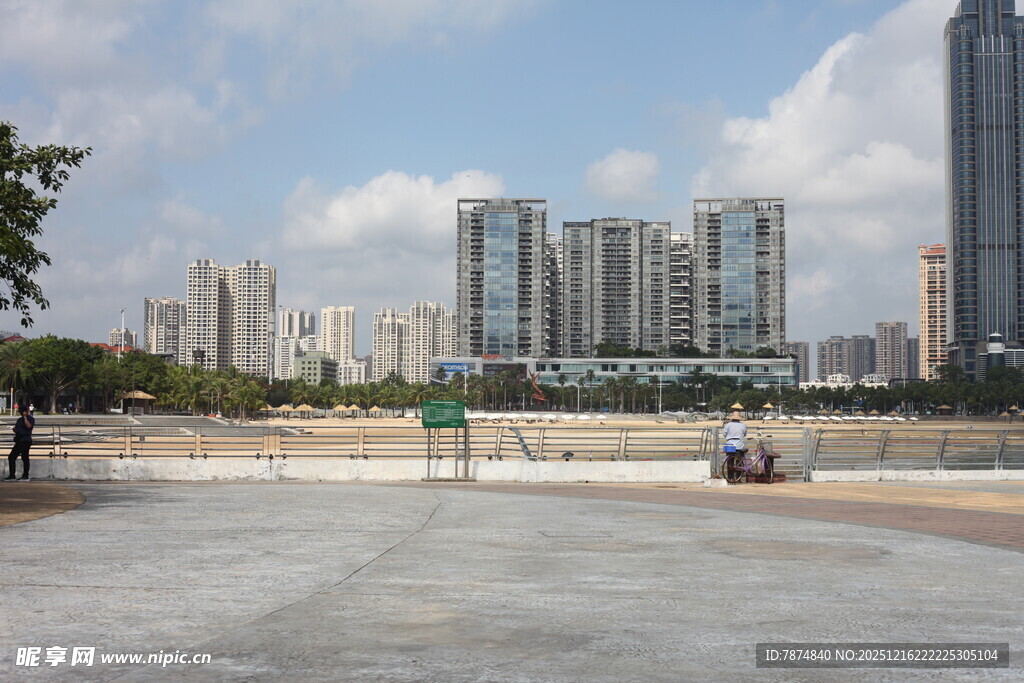 城市河畔的开阔休闲空间