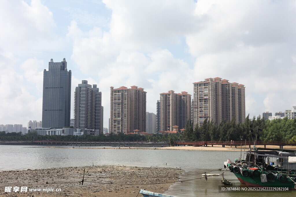 河畔城市景观与停泊船只