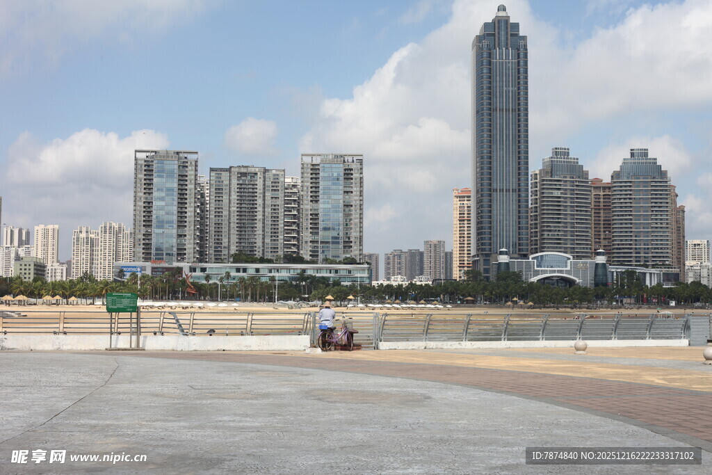 城市天际线与开阔广场景观