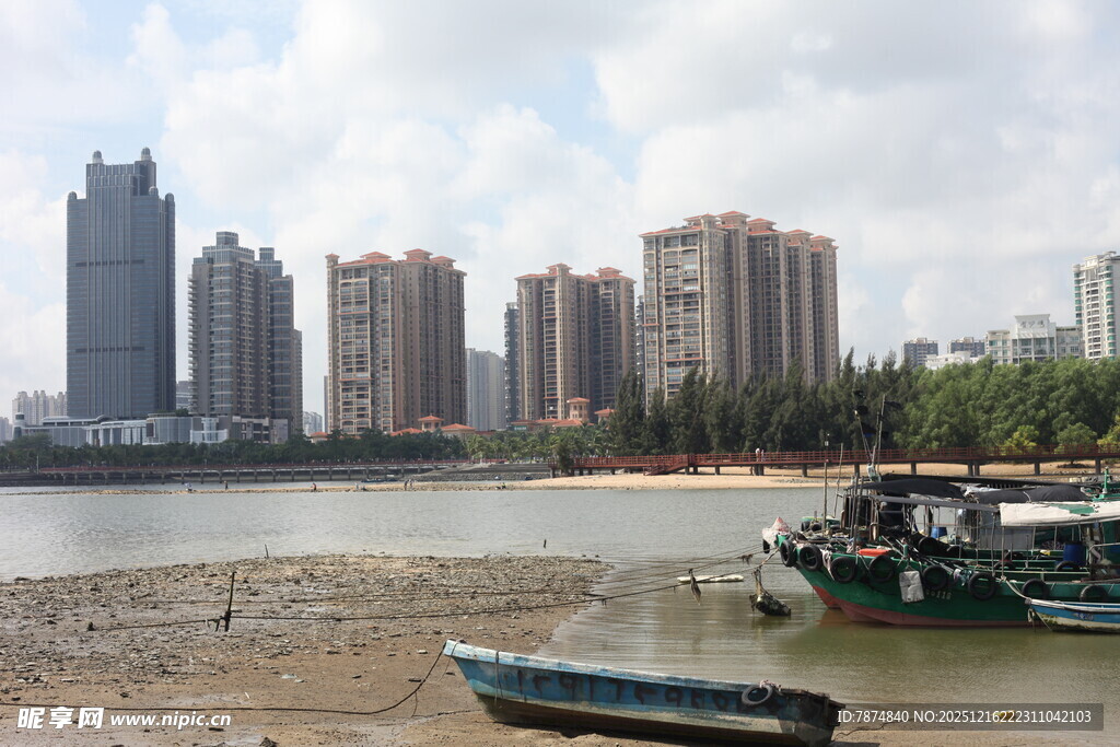 河畔高楼与停泊船只景观