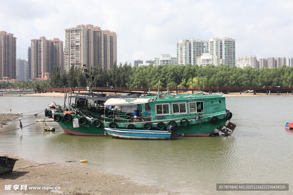 江边停泊的几艘特色船只