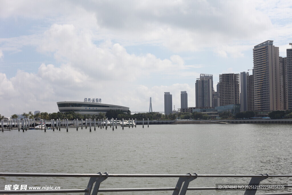 城市江畔高楼景观