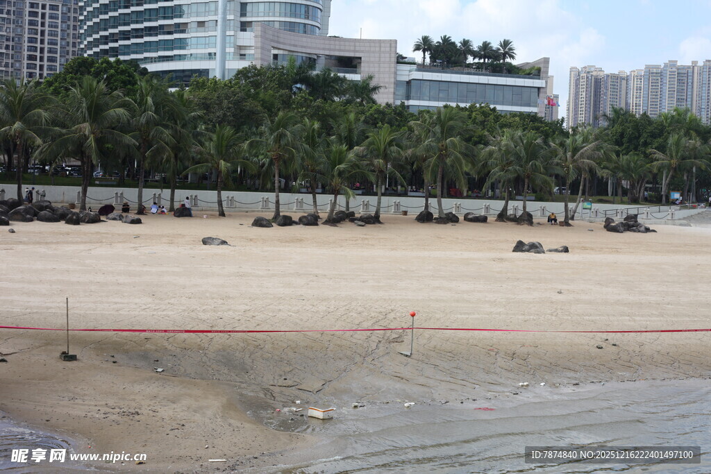 城市边的宁静沙滩风光