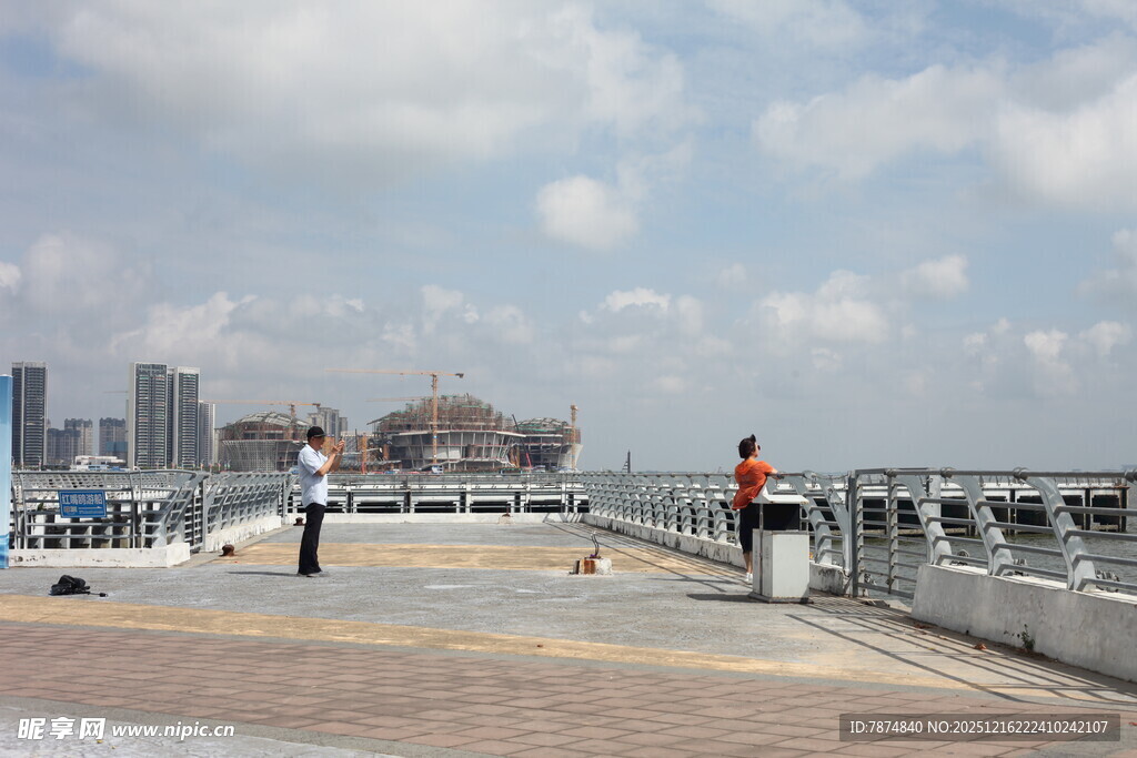 城市桥梁上的行人观景画面