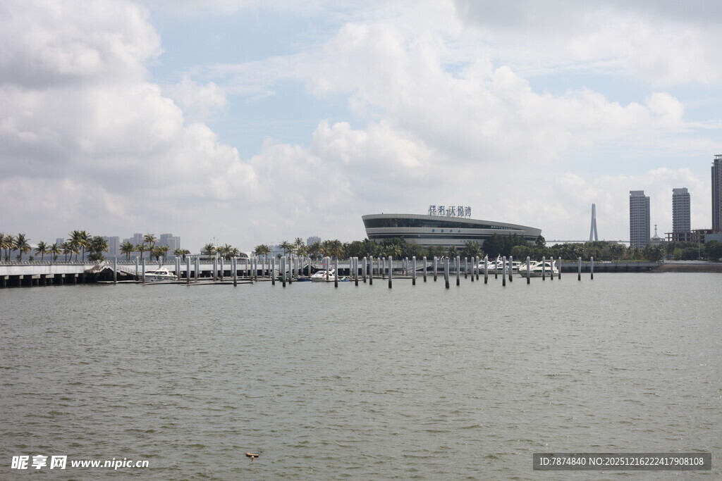 城市滨水风光远眺