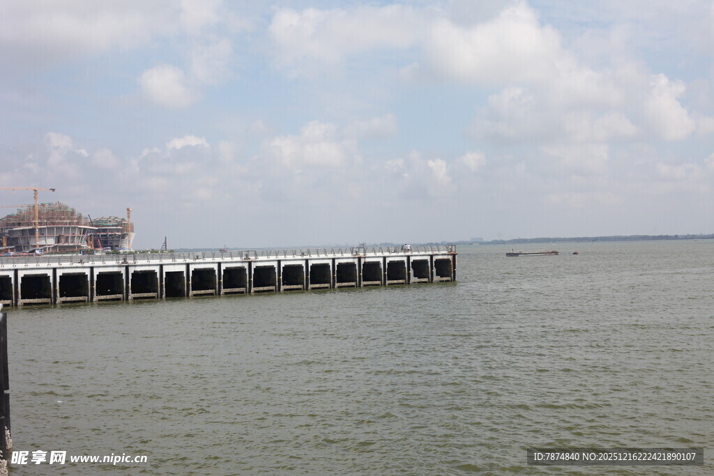 海边栈桥延伸至广阔水域