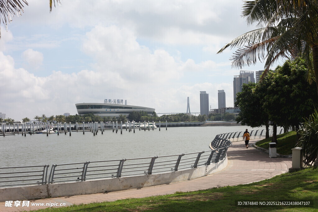 滨海城市休闲风光