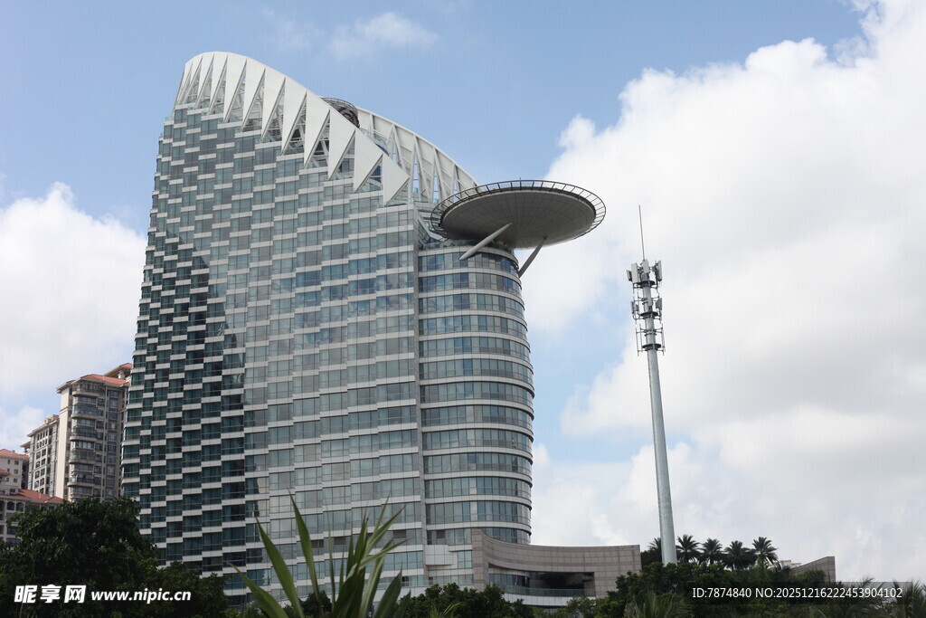 现代独特造型的城市摩天楼