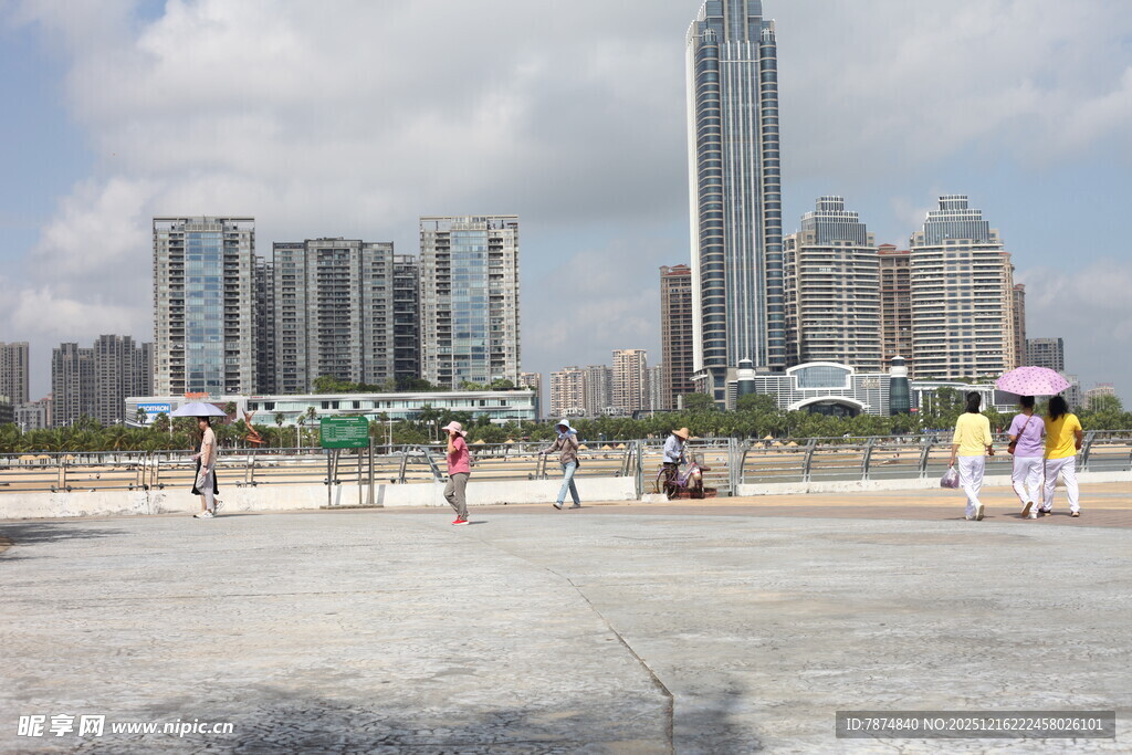 海滨城市风光与休闲人群