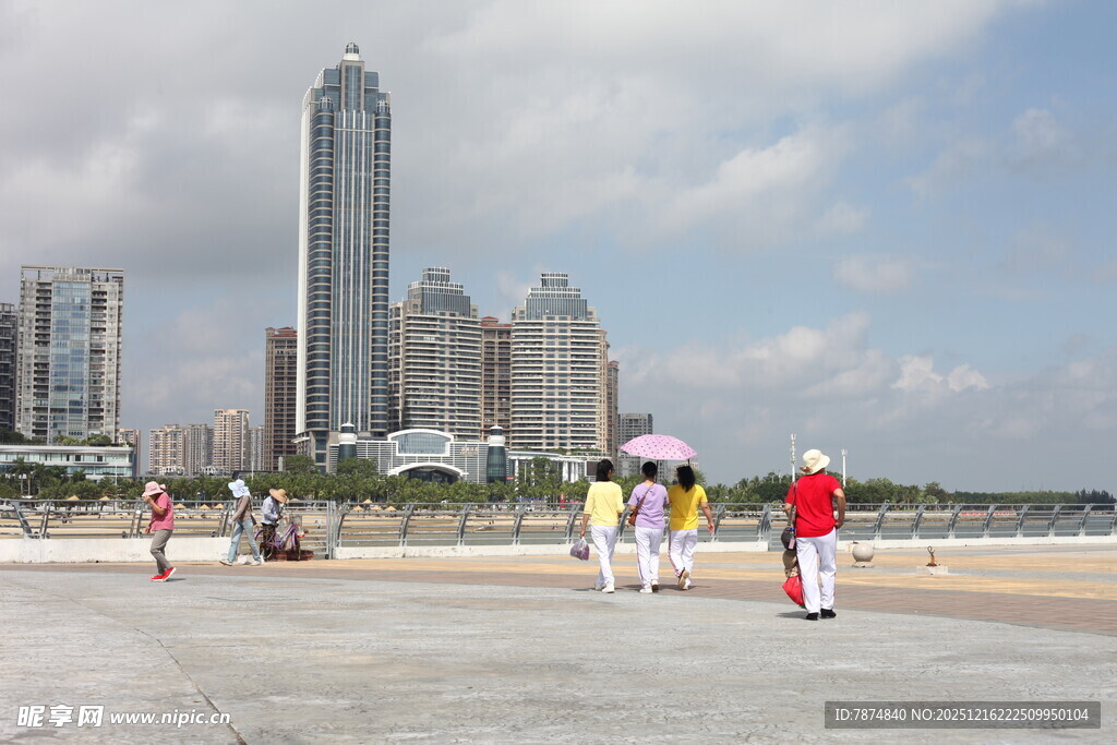 海滨城市沙滩上的休闲景象