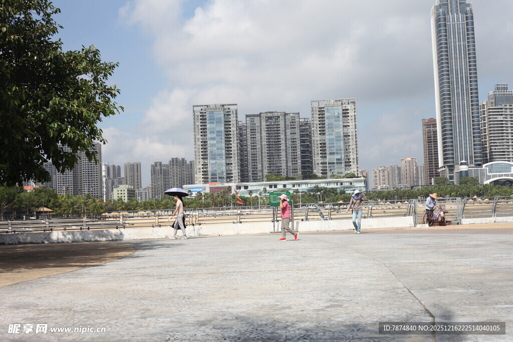 城市广场上的休闲场景