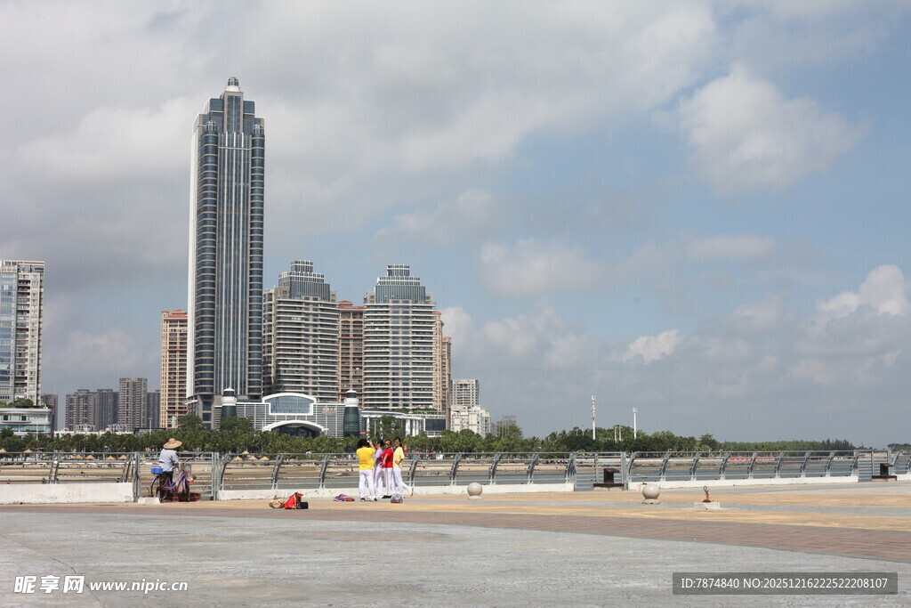 海滨城市高楼与沙滩景致